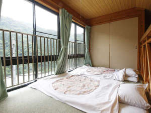 �y�R�e�[�W�F4������z���R�Ɉ͂܂ꂽ���؍݂��i���Q��͕z�c�݂̂ł��B�x�b�h�̂��p�ӂ͂���܂���j