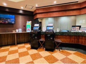 【館内設備】1階 フロントカウンター