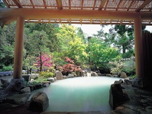 露天風呂【せせらぎの湯】源泉掛け流しの温泉です。