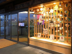 【エントランス】飾り付けされた入口でお客様をお迎えいたします。
