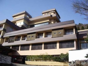 温泉街の高台に位置する水が織りなす越後の宿『ホテル双葉』