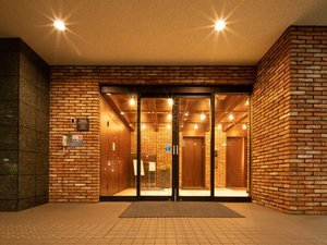 静かな夜に佇む、優しい光のランドマーク