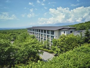�厩�R�̒��ɘȂރz�e��