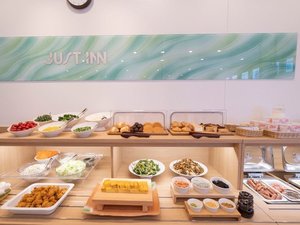 ◆朝食ビュッフェ|大型のビュッフェ台を完備
