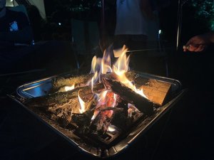 毎日ではありませんが、ホテル前で焚火してます。