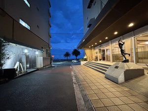 左は別館入口、右は本館(フロント側)入口。正面は伊東オレンジビーチ。