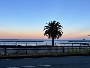 夕暮れ:数分しか見ることのできない色です。エントランスまたは海側客室からごらんいただけます。
