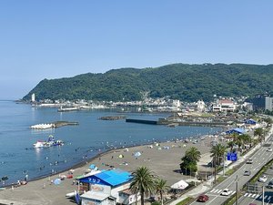 伊東オレンジビーチ(海水浴場)海開きは7月中旬〜8月末です。伊東八景のひとつで、穏やかな海です。