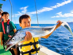 秋の船釣り体験便はタチウオ釣り(9月〜11月)