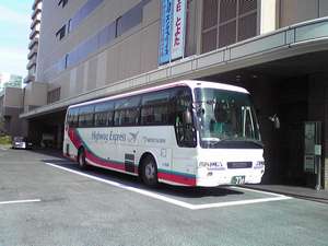 ホテル玄関前より中部国際空港行きバスが発着しています(所要時間69分・片道2100円)