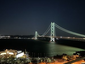 夜には明石海峡大橋を彩る煌びやかなイルミネーションでロマンチックに。