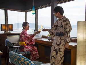 ���؍݃C���[�W��2�l�̋L�O���Ɋ��t���v���o�Ɏc��f�G�ȗ��s