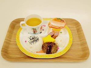 【お子様用朝食】ハンバーグセット400円白米、ハンバーグ、チーズ入りオムレツ、ウインナー、ゼリー