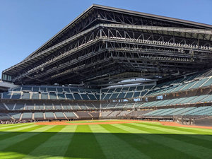 【エスコンフィールド】プロ野球の試合が行われるほか、野球観戦にとどまらない多彩な楽しみ方ができる。