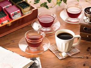 【ライブラリーカフェ】コーヒーやフレーバーが選べる紅茶など、ドリンクを飲み放題でご用意しています。