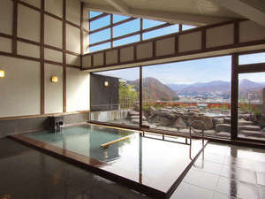 *大浴場（男性）/眺めの良い大浴場は寝湯や半身浴もお楽しめます。