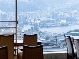 【ロビー】ご滞在中もくつろげる、長崎港ビューの開放空間