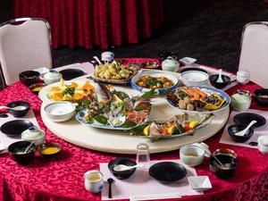 【卓袱料理】旬の海鮮や煮物、揚げ物などを囲んで、特別なひとときをお楽しみいただけます。