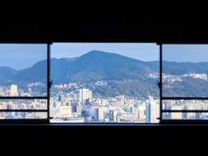 【夜景側和洋室】長崎の街並みを一望できる大きな窓。