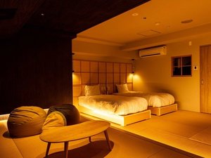 【夜景側和洋室】落ち着いた照明が心地よい、畳とベッドが融合した和モダン空間。