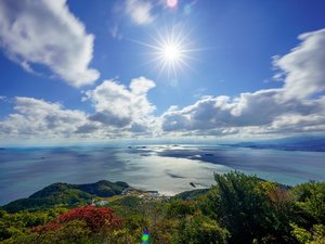 瀬戸内海国立公園に指定。隈研吾氏の設計のパノラマ展望台からは、来島海峡大橋と潮流、石鎚山が見える