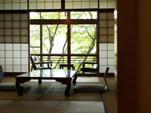 楓を臨むあたたかみのある和室(一例)