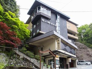 湯の山温泉の隠れ宿。森林浴さながらの大自然と温泉に癒されよう!