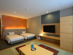 【森のフロア和洋室】ベッド2台、奥に和室がございます。グループでの利用に使い勝手の良いお部屋です。