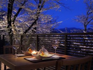 �y�X�̉��_�C�j���O�z�R�`���Y����݂̖؂��g�p�����e�[�u���ɁA�����50�N�̍��̖؂��������������܂�