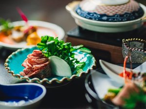 【早割２１】季節の会席と温泉めぐり満喫　ドリンクインクルーシブ /　大自然・ 2食付