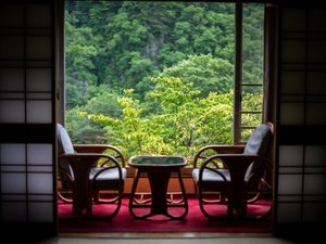 【窓越しの山景色に心を弾ませ】