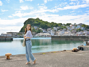 “日本のアマルフィ”こと、雑賀崎漁港まで車で約6分、徒歩約10～15分。