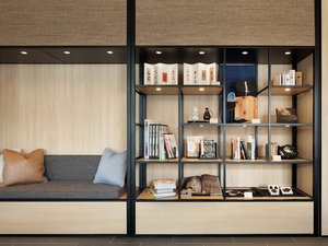 ライブラリーコーナー:地域の名品、地元のアーティスト、工芸作家による作品のご紹介