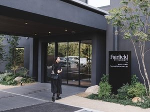 エントランス:当ホテルを拠点に地域の知られざる魅力を発見する旅をお楽しみください。