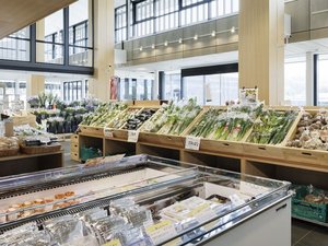 交流にぎわい棟(道の駅)(ホテルから徒歩1分):県内各地の新鮮な野菜や果物、奈良の名産が並んでいます