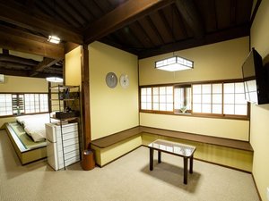 ファミリーデラックスルーム:大きめのテレビが設置されたリビングスペース