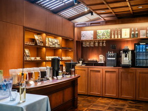 大正館芳泉1階「ご宿泊者ラウンジ」 生ビールやコーヒー、紅茶などを無料でご用意しております