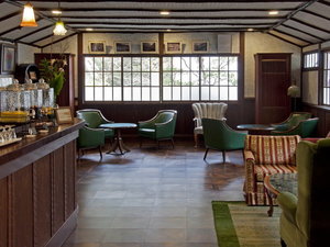 大正館芳泉1階「ご宿泊者ラウンジ」 生ビールやコーヒー、紅茶などを無料でご用意しております