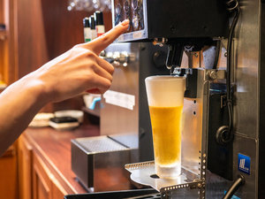 大正館芳泉1階「ご宿泊者ラウンジ」 生ビールやコーヒー、紅茶などを無料でご用意しております