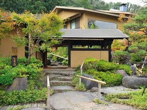 【緑に包まれた名月荘】石畳の小径と豊かな植栽が続く、自然と一体となった空間