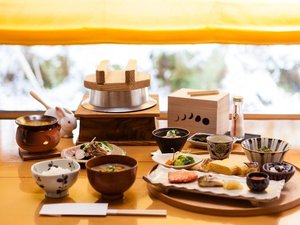 【朝食】山形のおいしいお米を、お部屋ごとに釜で炊き上げて味わう和朝食。素朴で贅沢な朝ごはんです。