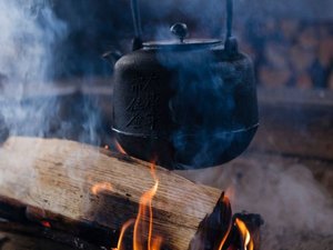 【囲炉裏に灯る冬のぬくもり】囲炉裏を囲む時間が、温もりと安らぎを深めてくれる冬のひととき