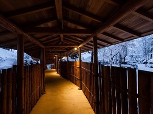 【雪灯りに導かれる冬の回廊】やわらかな灯りが足元を照らし、冬の静けさの中に温もりを感じさせる導線空間