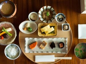 【ご朝食一例】山形のおいしいお米を味わう、名月荘の和朝食。