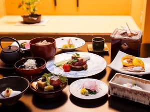【名月荘流日】 本格会席料理。旬の味わいや香りを、一品ずつ丁寧にお楽しみいただけます。