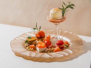 4階 ザ・ラウンジ8月 デザートプレート 〜桃〜