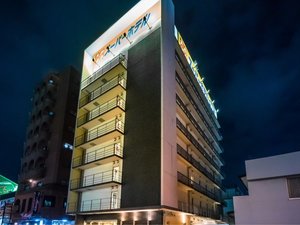静かな夜に佇む、優しい光のランドマーク