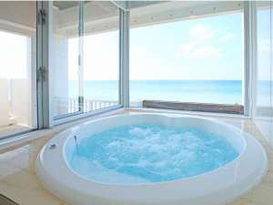 �܂�ŊC�ւƑ����悤�ȓV��̃W���O�W�[��ԂŁA�����̃��]�[�g�o�X�^�C������