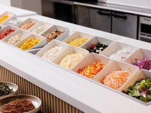 フルーツや新鮮な野菜はもちろん、和のお惣菜から定番の卵料理など60種類以上ご用意(イメージ画像)