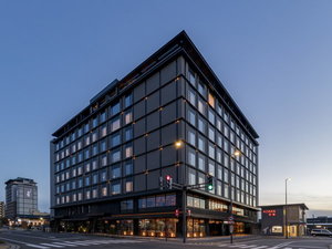街並みや駅舎にも調和した外観です。